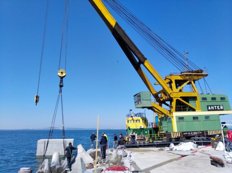 Пожар в кабината на 10-тонен пристанищен кран