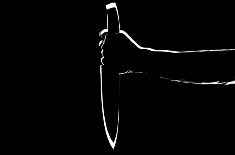 Баща намушка сина си в сърцето, майката почина от шок