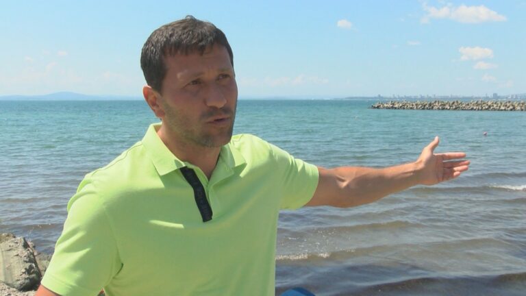 Концесионерът на плаж Сарафово: Не мога да изчистя 200 тона водорасли без багер