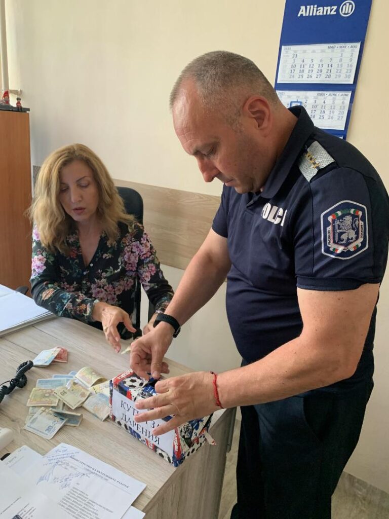 Полицаи даряват пари от турнир на деца на починали служители на МВР