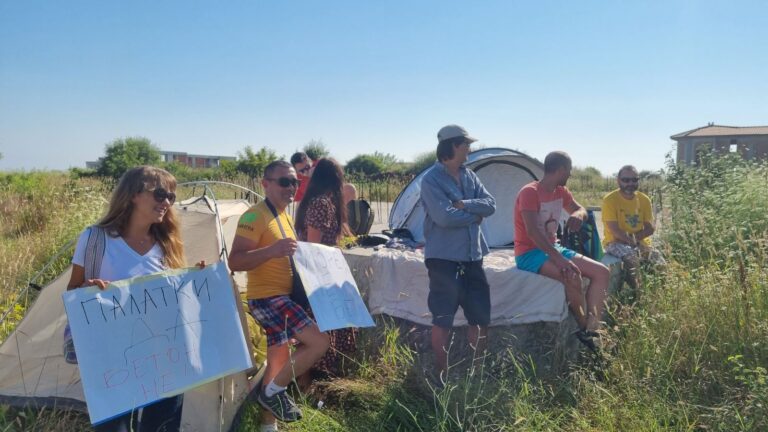 Опънаха палатки на строежите край Синеморец. Протестират срещу новата наредба