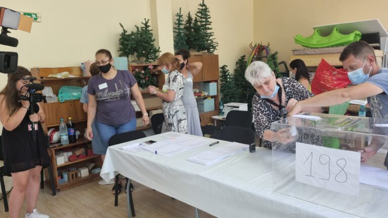 В една секция в Карнобат и кв. Лозово преминаха на гласуване с хартия, след като машините не тръгнаха