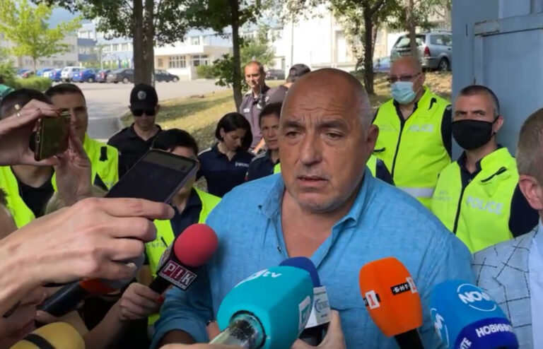 Борисов излезе от полицията. Разпитваха го по-малко от час