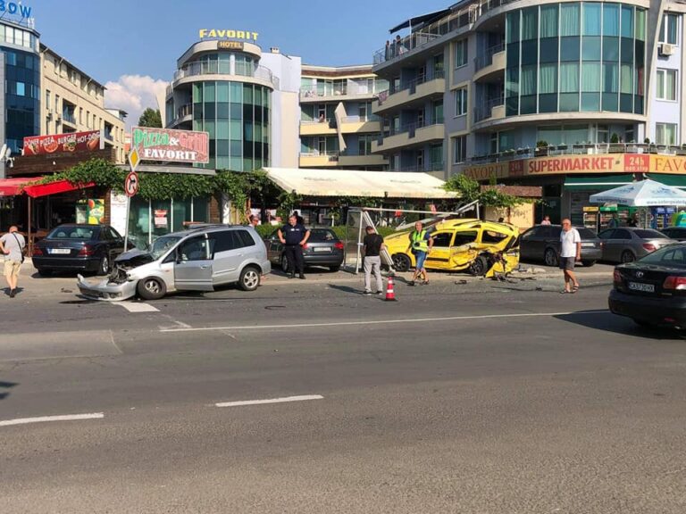 Тежка катастрофа до Какао бийч, мазда блъсна такси и отнесе спирка