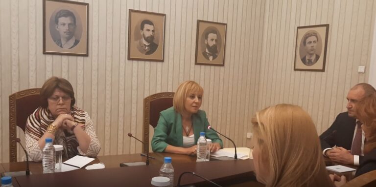 Мая Манолова: Няма да подкрепим правителство, в което се вижда дългата ръка на ГЕРБ и ДПС