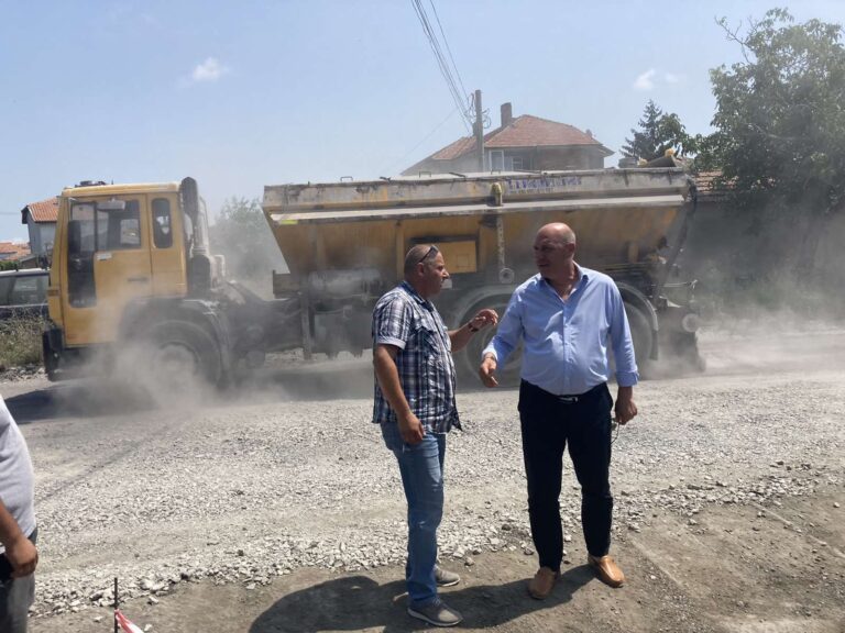 Продължава благоустрояването и ремонтът на улици в Каблешково