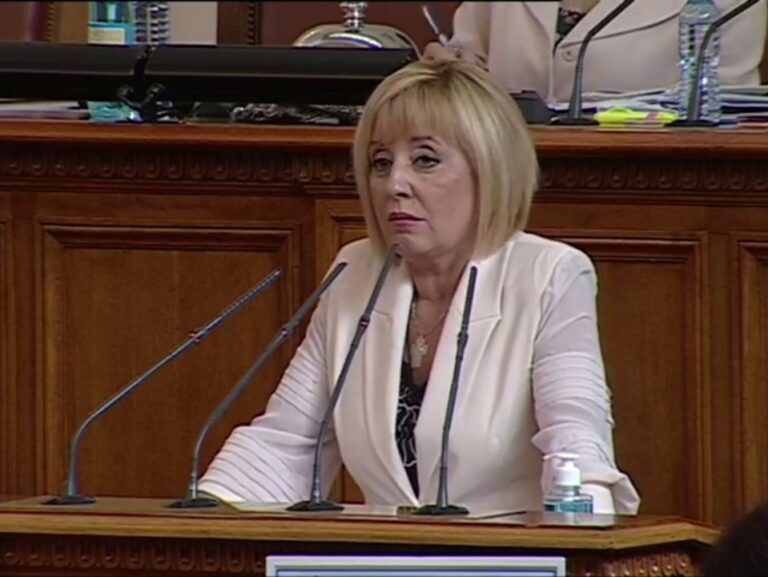 Манолова: Потресаващо е полицай да снима с личния си телефон момиче с разкъсани дрехи и с белезници