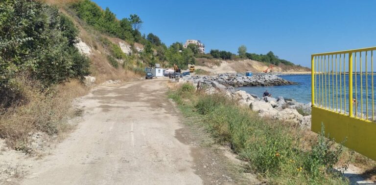 Туристи в Царево се жалват от тежка техника до плажа