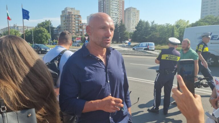 Малочислен протест на кръговото към АМ „Тракия“. Сред ресторантьорите и Стъки за подкрепа