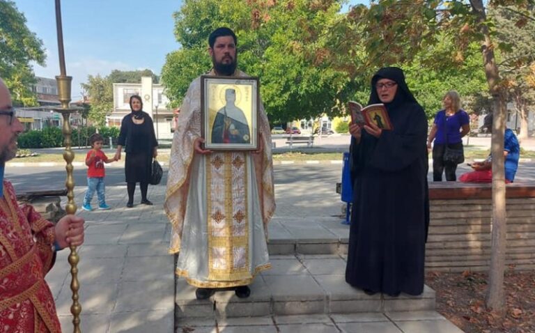 Чудотворната икона с мощите на св. Ефрем Нови ще е бъде в манастира „Св. Богородица“