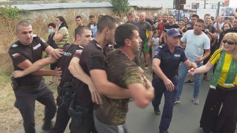 Сблъсъци между протестиращи и полиция в Айтос