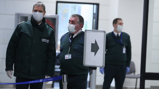 Сигнал за бомба наложи евакуацията на пътниците от двата терминала на летище София