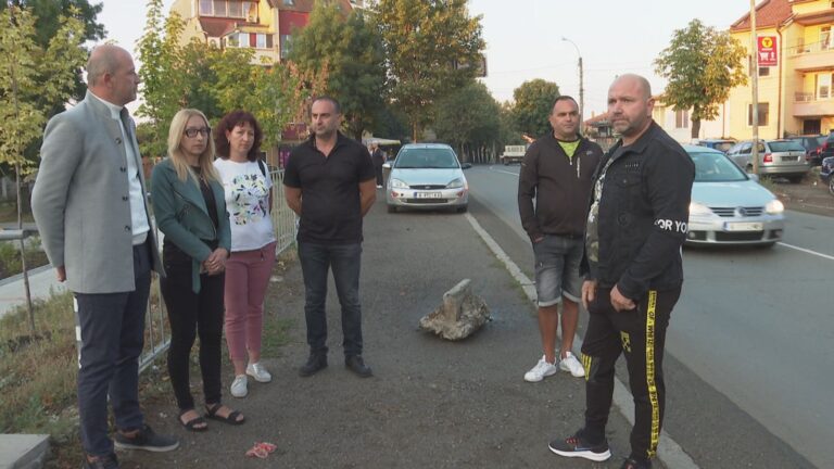 Айтос на мълчалив протест на „отсечката на смъртта”, заплашват да блокират пътя /снимки/