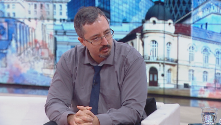 Още ги канят из телевизиите: Математик плаши с локдаун през зимата и говори за вирусни мутации