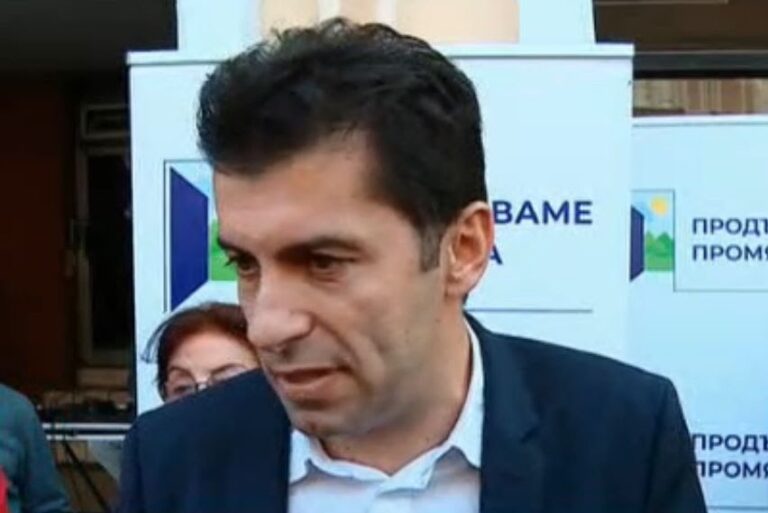 Жена заля Петков с вода от балкона насред интервю