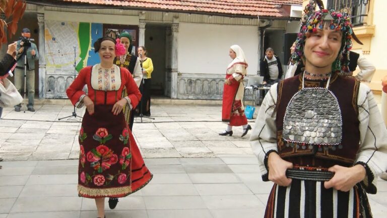Ревю на народни носии в Бургас