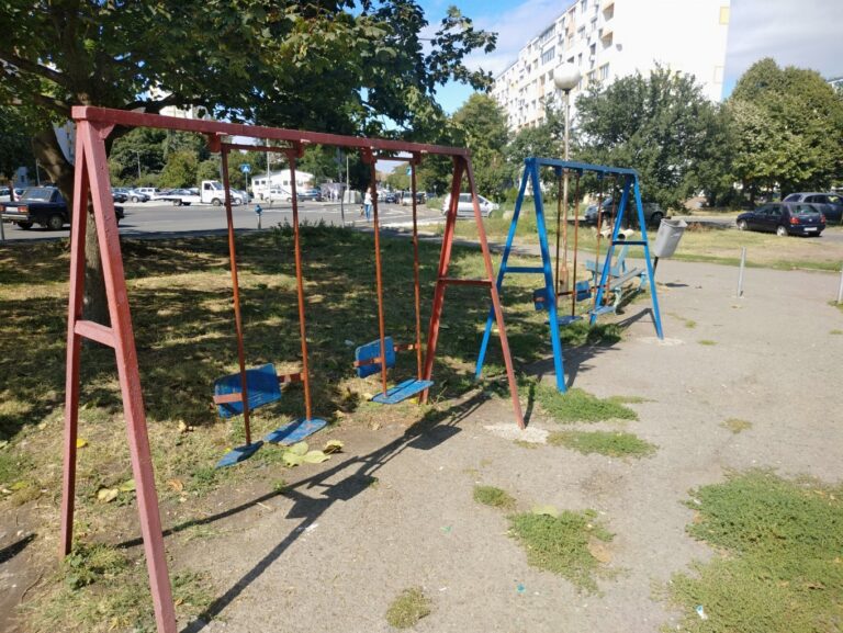 Обновяват детския кът до бл. 65 в „Изгрев“