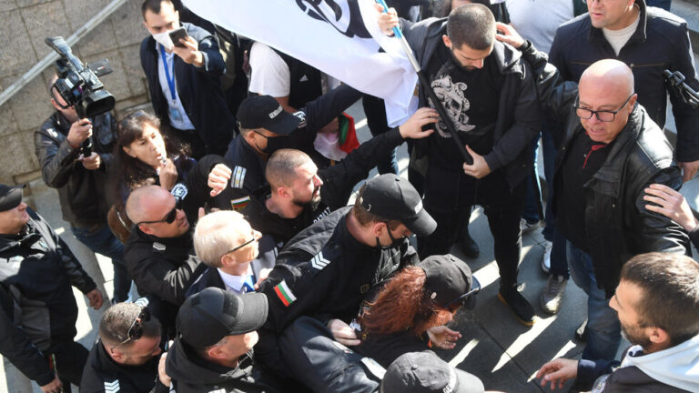 Протестиращи нападнаха министър Денков