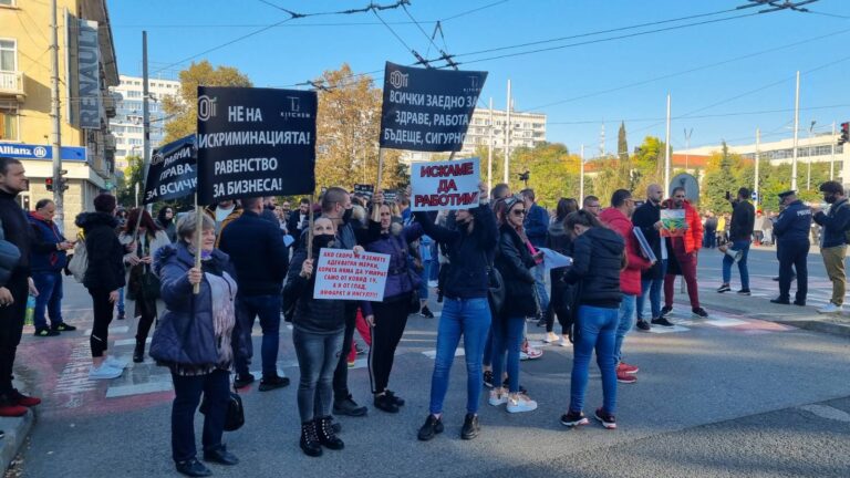 Нов протест на бизнеса блокира движението в Бургас! Гледайте на живо