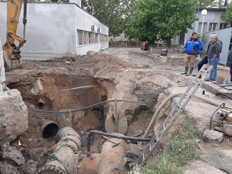С хепи едн и 500-килограмова тръба приключи драмата с водата в Хасково