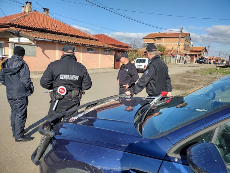 Четирима души са задържани днес при акция на полицията в Бургаско