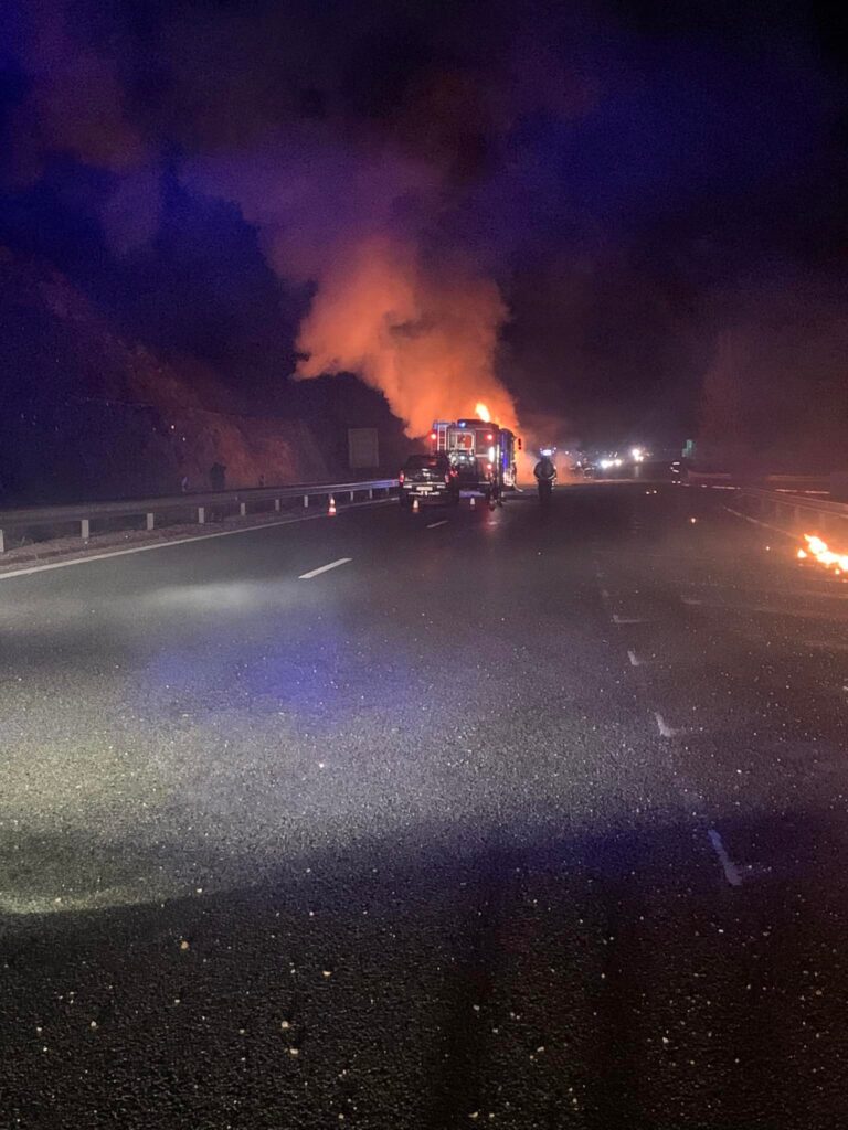 Вижте любителски снимки на горящия автобус, 12 деца са сред жертвите