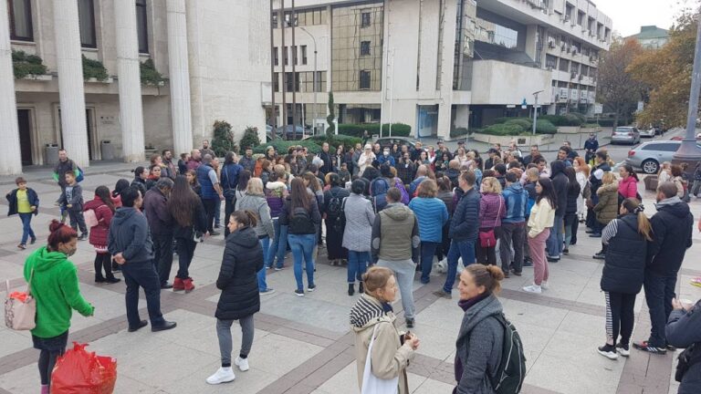 Родители в Бургас протестираха срещу тестването на децата в училище