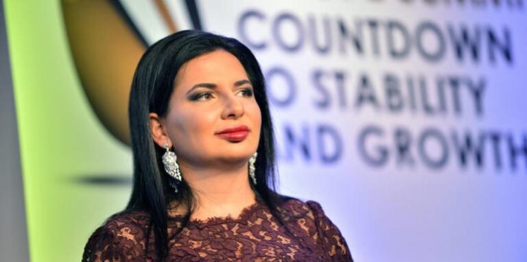 Носели като магарета покупките на криптокралицата ни