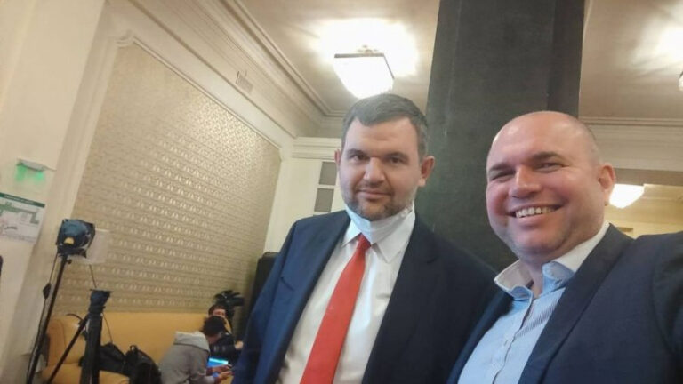 Панев подаде оставка заради селфи с Пеевски