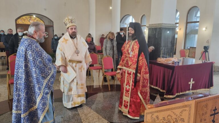 Празнична литургия в чест на Чудотвореца, помазаха миряните с миро в Меден рудник