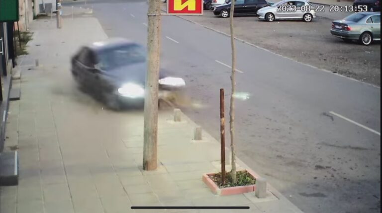 Кола се качи на тротоар в Каблешково и помете дърво/видео/