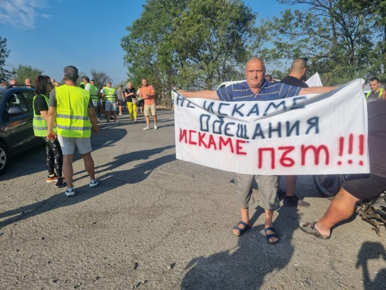 Жителите на кв. Лозово и кв. Долно Езерово с общ протест