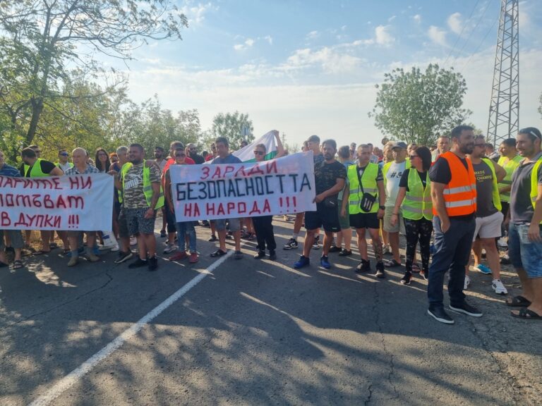 Протест за лош път блокира пътя за кв. Черно море, трябват 15 млн.лв/снимки+видео/