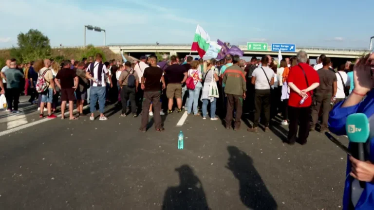 Продължават протестите на миньори и енергетици, блокирани са пътища