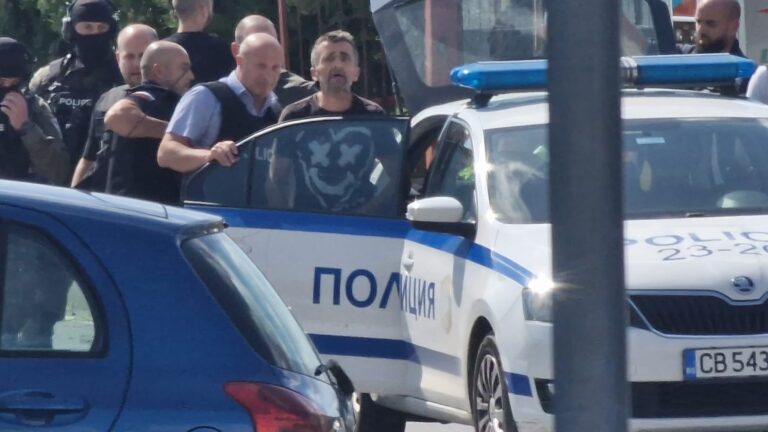 Въоръжен мъж се барикадира в Стара Загора, простреля двама