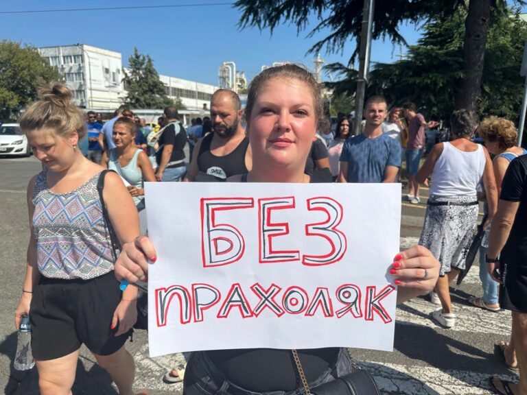 Възстановяват асфалтовата настилка след изкопните работи в кв. „Лозово“.