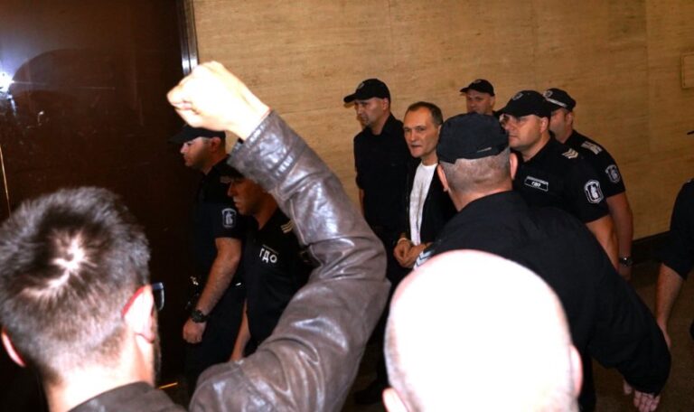 С аплодисменти посрещнаха Васил Божков в съда