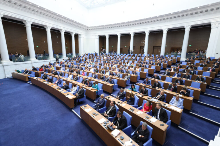 Парламентът се събира на извънредно заседание