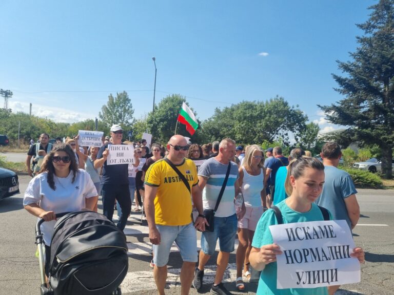 Жители на два бургаски квартала блокираха движението в морския град /видео/
