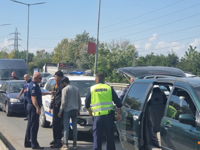 В Бургас преследваха мигранти с кучета в трастиките на езерото Вая (СНИМКИ/ВИДЕО)