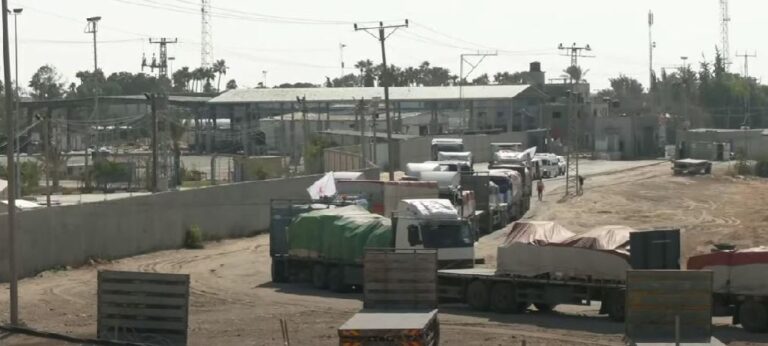 Камиони с хуманитарна помощ вече влязоха в Ивицата Газа /видео/