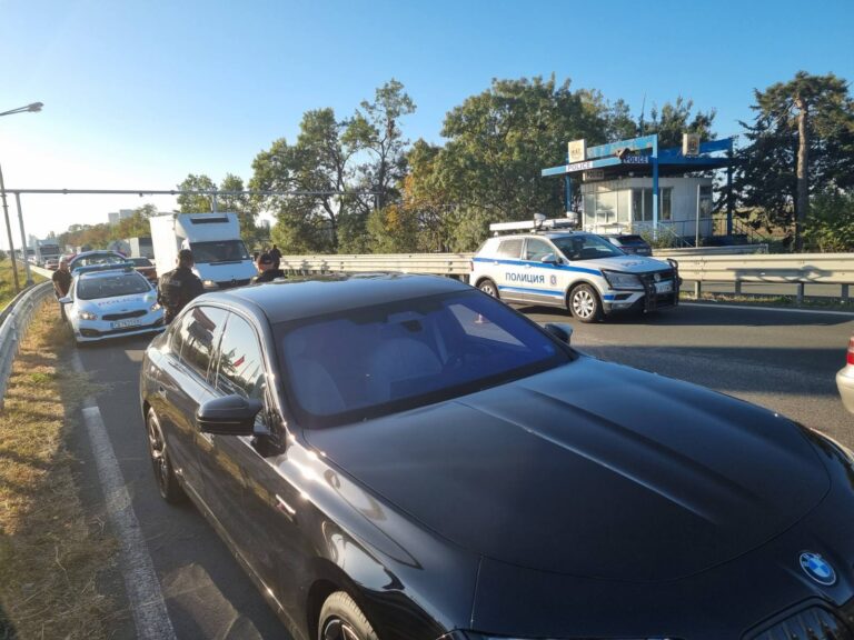 Полицейска акция се провежда на изхода на Бургас, проверяват луксозни коли /снимки/