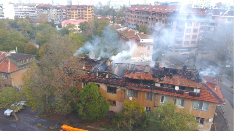 Криминално проявени, водещи скитнически начин на живот, са подпалили покрива на кв. «Работнически жилища»
