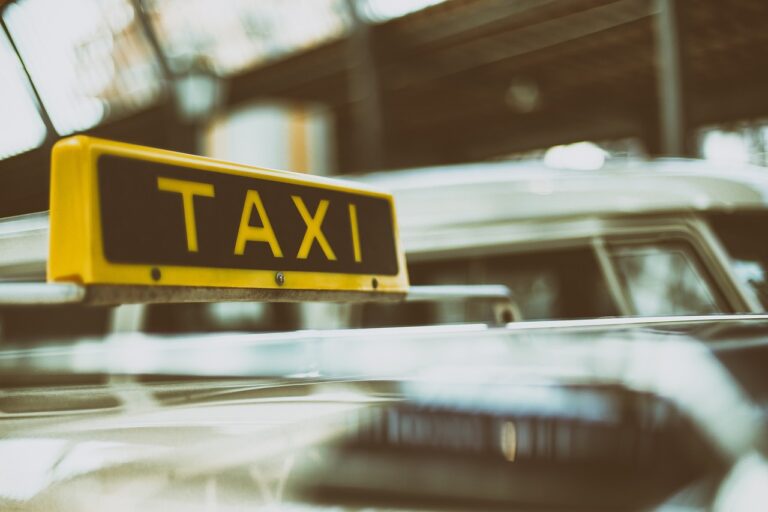 Такси блъсна жена на пешеходна пътека в Бургас и избяга