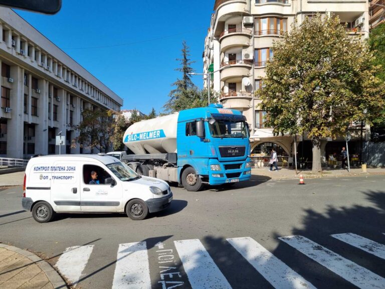 Шофьор на цистерна блъсна жена на кръстовището до подземната улица
