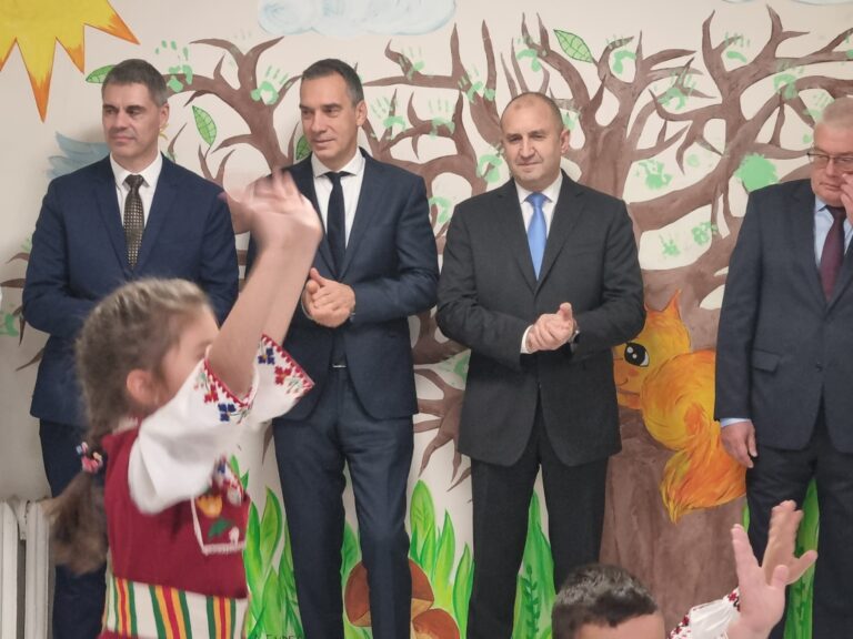 „Българската Коледа“ започна от Бургас. Румен Радев: Вярвам, че именно от тук нашият призив ще бъде силен и истински / видео/