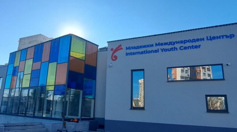 Откриват Международния младежки център в ж.к. „Меден рудник“ с тийн идолите Атанас Колев и Боро Първи