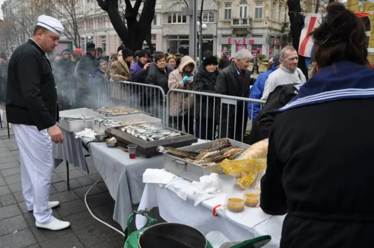 Готвачите са готови с чорбата за Никулден, чакат се опашките край Часовника за 3000 порции риба
