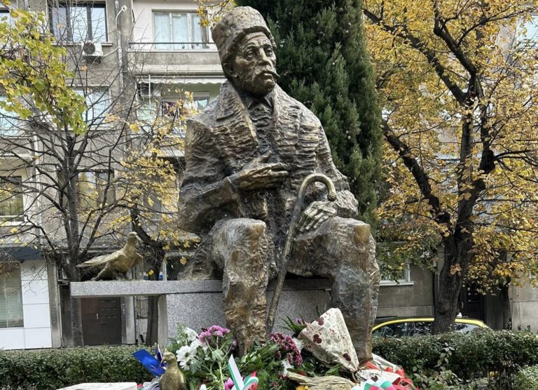 Празникът на Бургас започна с поднасяне на цветя пред паметника на  Коджакафалията