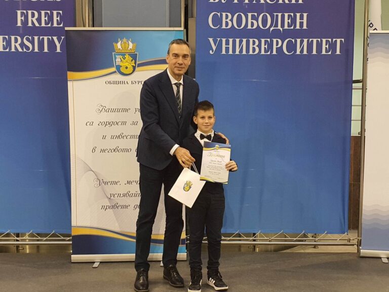 Общо 270 изявени ученици ще получат отличия на Никулден